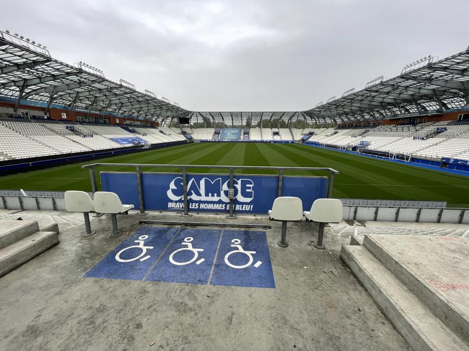 Emplacement PMR au Stade des Alpes, vue sur le terrain